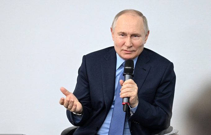 Tổng thống Nga Vladimir Putin phát biểu tại cuộc gặp người dân địa phương ở Anadyr, thủ phủ của vùng Chukotka, Nga, hôm 10/1. Ảnh: Reuters.