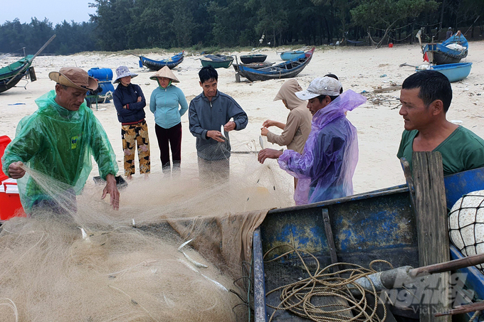 Giữa cái rét căm căm của những ngày cuối năm, ngư dân vùng bãi ngang Quảng Trị vẫn bám biển. Ảnh: Võ Dũng.