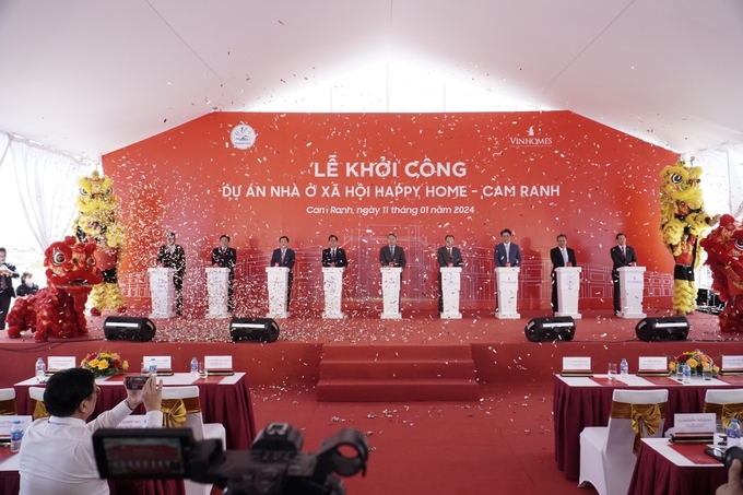 Lãnh đạo tỉnh Khánh Hòa và lãnh đạo Tập đoàn Vingroup nhấn nút khởi công Dự án nhà ở xã hội Happy Home Cam Ranh. Ảnh: PC.
