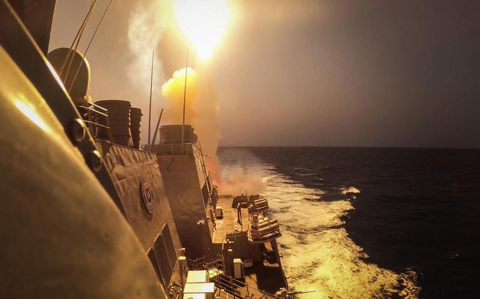 Tàu khu trục mang tên lửa dẫn đường lớp Arleigh Burke USS Carney bắn hạ một máy bay không người lái của Houthi trên Biển Đỏ hồi tháng 10/2023. Ảnh: AP.