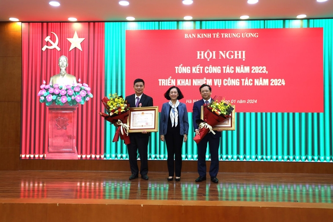 Bà Trương Thị Mai, Ủy viên Bộ Chính trị, Thường trực Ban Bí thư, Trưởng Ban Tổ chức Trung ương trao Huân chương Độc lập hạng Nhất cho ông Cao Đức Phát (bên trái). Ảnh: BKTTW.