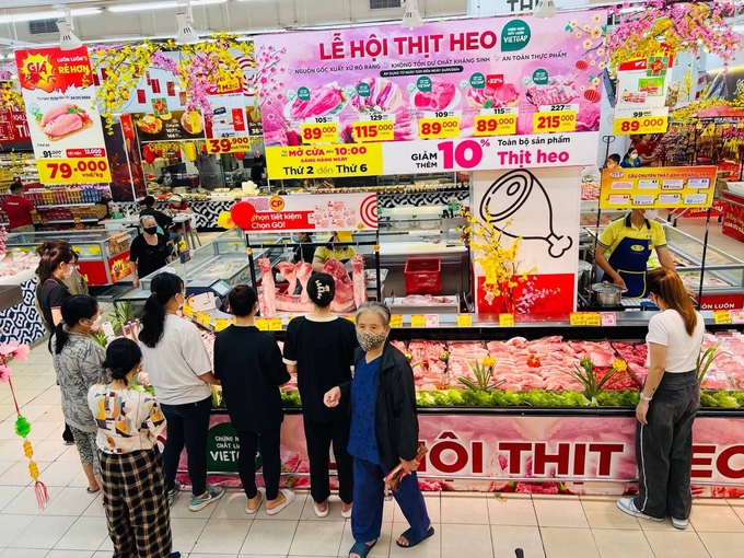 Người tiêu dùng hào hứng mua thịt heo tại Chương trình Lễ hội thịt heo.