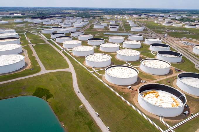 Các bể chứa dầu thô tại kho dự trữ Cushing, Oklahoma, Mỹ. Ảnh: Reuters.