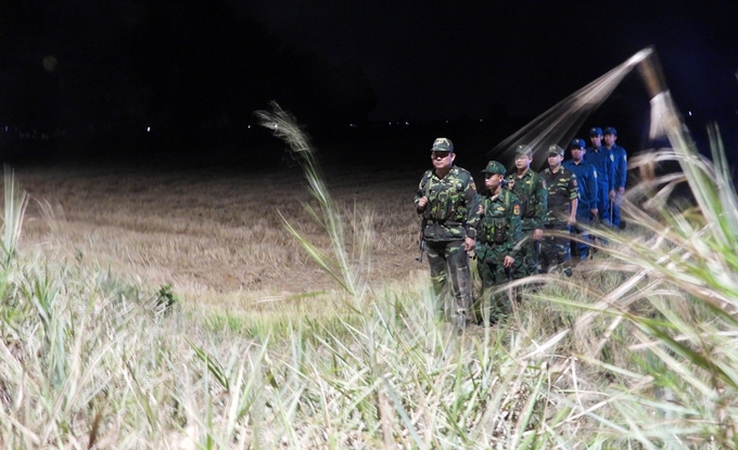 Lực lượng bộ đội biên phòng Tây Ninh tuần tra trên tuyến biên giới đơn vị quản lý. Ảnh: Trần Trung.