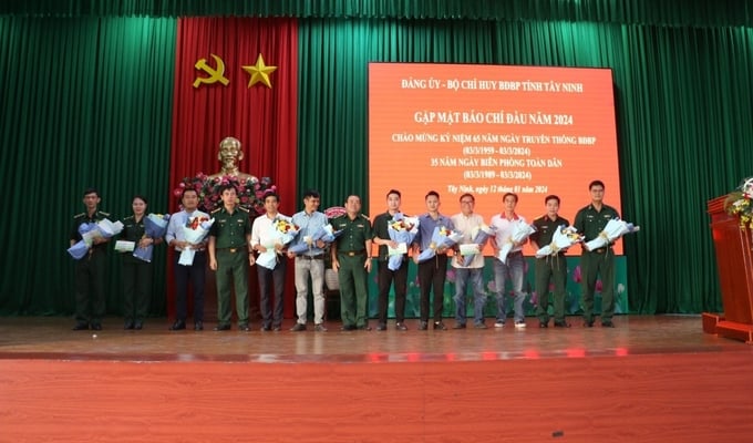 Bộ chỉ huy Bộ đội biên phòng tỉnh Tây Ninh tri ân sự đóng góp của các cơ quan thông tấn báo chí có nhiều đóng góp trong năm vừa qua. Ảnh: Trần Trung.