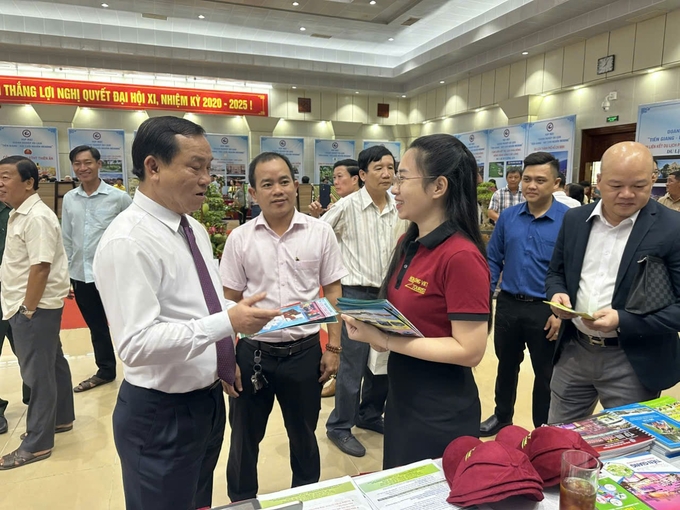 Ông Nguyễn Văn Vĩnh, Chủ tịch UBND tỉnh Tiền Giang thăm hỏi các doanh nghiệp hoạt động trong ngành du lịch. Ảnh: Minh Đảm.
