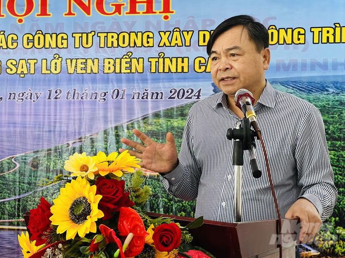 Thứ trưởng Nguyễn Hoàng Hiệp phát biểu tại Hội nghị Tổng kết mô hình hợp tác công tư trong xây dựng công trình phòng, chống sạt lở ven biển tỉnh Cà Mau. Ảnh: Trọng Linh.