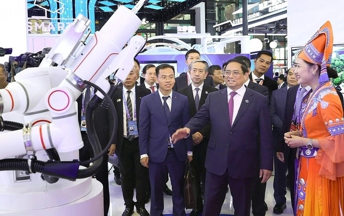 Thủ tướng Phạm Minh Chính tham quan một gian hàng triển lãm công nghệ trong chuyến thăm Trung Quốc hồi tháng 9/2023. Ảnh: VGP.