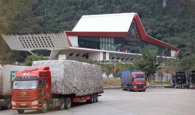 Phương tiện hàng hóa chờ làm thủ tục xuất khẩu tại Cửa khẩu quốc tế Hữu Nghị, tỉnh Lạng Sơn. Ảnh: Tùng Đinh.