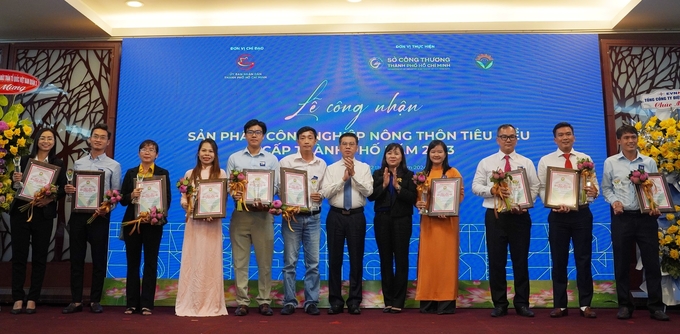 Ông Nguyễn Văn Dũng, Phó Chủ tịch UBND TP.HCM trao chứng nhận sản phẩm công nghiệp nông thôn tiêu biểu cấp Thành phố năm 2023 cho các doanh nghiệp. Ảnh: Nguyễn Thủy.