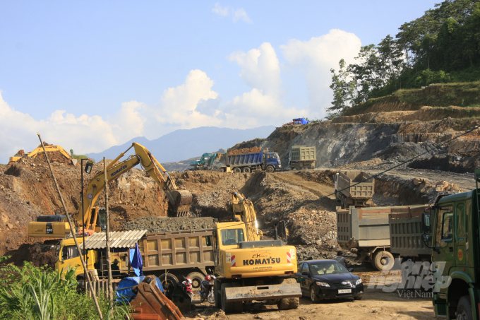 Công ty TNHH Xây dựng thương mại Lilama thu gom quặng apatit tại xã Đồng Tuyển (thành phố Lào Cai) hồi tháng 8/2013. Ảnh: T.L