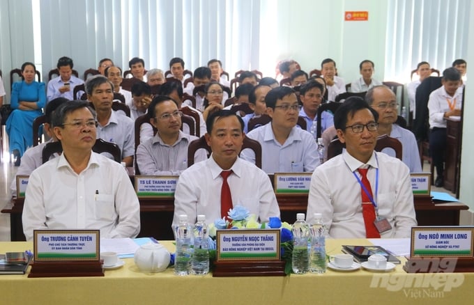 Phó Chủ tịch thường trực UBND tỉnh Hậu Giang Trương Cảnh Tuyên cùng các đại biểu tham dự hội nghị tổng kết năm 2023, triển khai kế hoạch năm 2024 ngành nông nghiệp, nông thôn. Ảnh: Trung Chánh.