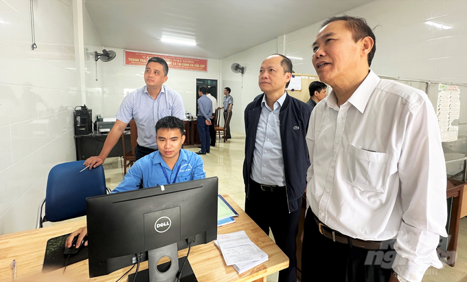 Đoàn kiểm tra hoạt động giám sát tàu cá tại cảng cá Cửa Sót, huyện Lộc Hà. Ảnh: Thanh Nga.
