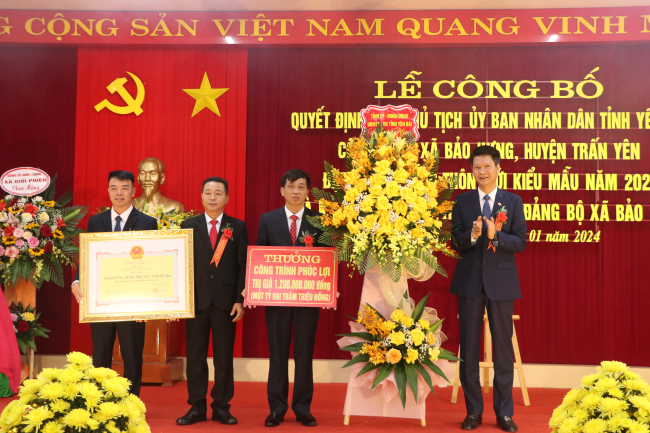 Phó chủ tịch thường trực UBND tỉnh Yên Bái Nguyễn Thế Phước trao bằng công nhận xã NTM kiểu mẫu nổi trội về giáo dục và tặng công trình phúc lợi trị giá 1,2 tỷ đồng cho xã Bảo Hưng.