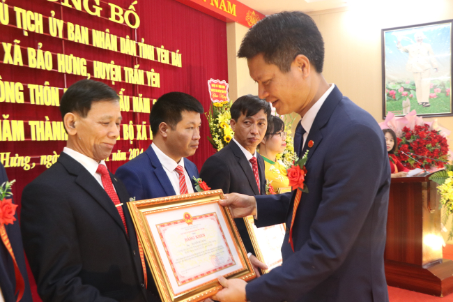 UBND tỉnh Yên Bái khen thưởng cho các tập thể, cá nhân có đóng góp nổi bật trong xây dựng NTM.