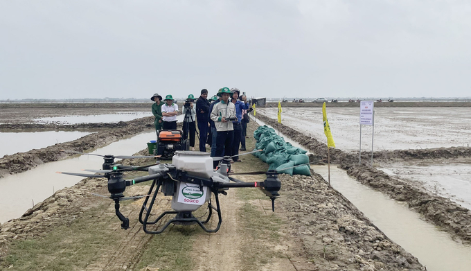 Đây là lần đầu tiên tại Quảng Bình có mô hình thực hiện bón phân, gieo sạ bằng thiết bị bay không người lái trên đồng ruộng. Ảnh: Tâm Đức.