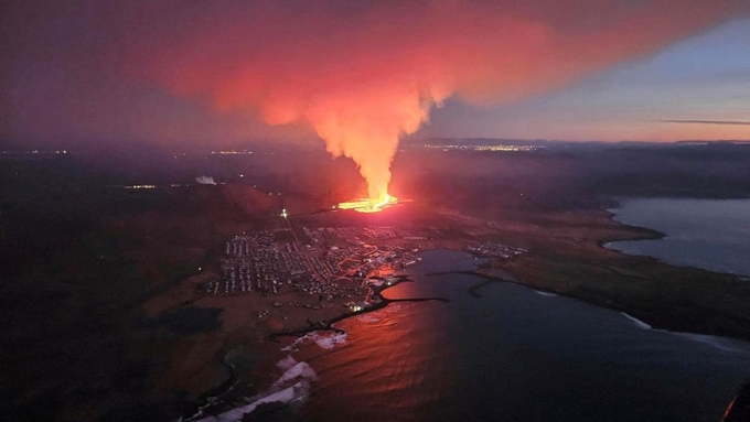Một núi lửa phun phun trào ở phía bắc thị trấn Grindavik, Iceland, hôm 14/1. Ảnh: Reuters.