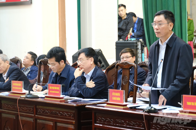Giám đốc Sở TN-MT tỉnh Nam Định Phạm Văn Sơn giải đáp các kiến nghị về nguồn gốc đất thu hồi. Ảnh: K.Trung.