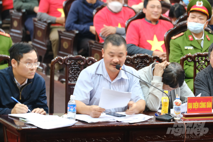 Đại diện các hộ dân tham gia buổi đối thoại với chủ tịch UBND tỉnh Nam Định. Ảnh: Kiên Trung.