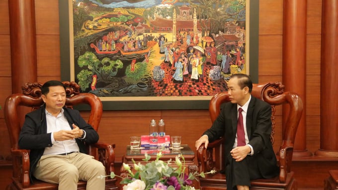 Thứ trưởng Bộ NN-PTNT Phùng Đức Tiến (bên phải) và tân Tổng Giám đốc Clemens Tan Công ty Japfa Việt Nam. Ảnh: Thảo Phương. 