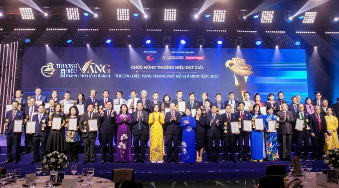 Lãnh đạo TP.HCM trao giải thưởng Thương hiệu Vàng cho 32 doanh nghiệp.