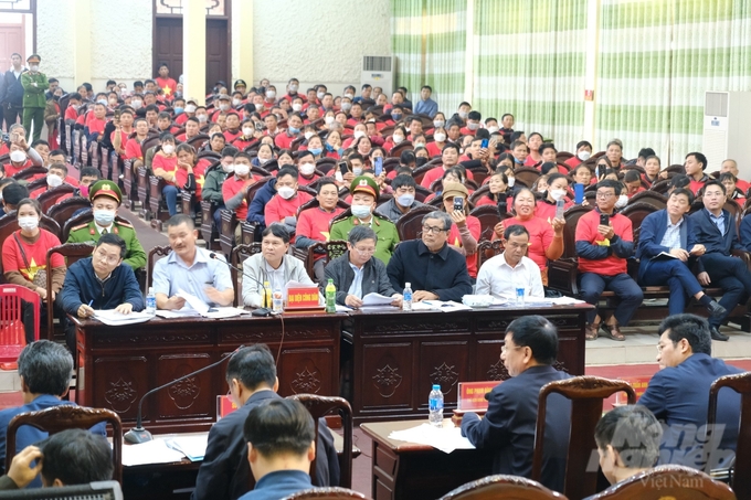 Chủ tịch UBND tỉnh Nam Định đối thoại với đại diện các hộ dân Cồn Xanh. Ảnh: K.Trung.