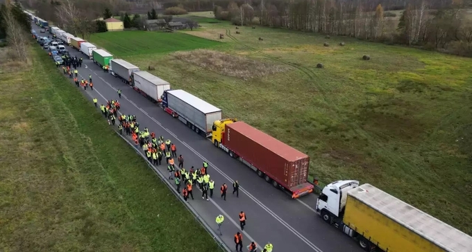 Khoảng 3.000 xe tải chở ngũ cốc Ukraine mắc kẹt ở biên giới với Ba Lan hồi tháng 11/2023. Ảnh: AFP.
