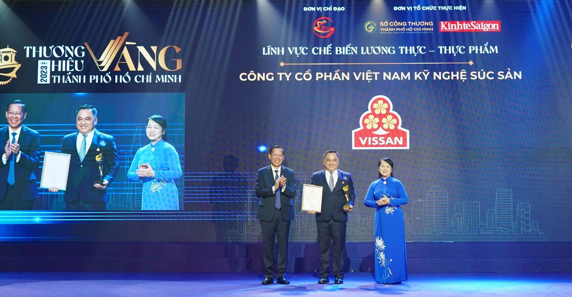Ông Nguyễn Phúc Khoa, Chủ tịch HĐQT Vissan đại diện công ty nhận giải thưởng Thương hiệu Vàng TP.HCM 2023.