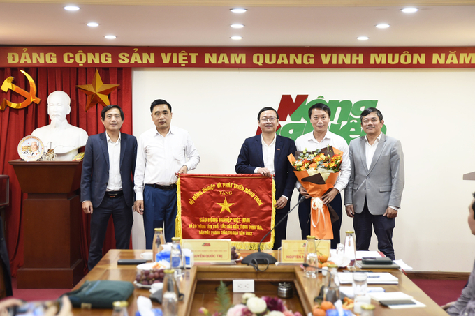 Thứ trưởng Nguyễn Quốc Trị trao cờ thi đua của Bộ NN-PTNT cho Báo Nông nghiệp Việt Nam. Ảnh: Tùng Đinh.