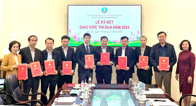 Đại diện các đơn vị Khối thi đua các đơn vị sự nghiệp kinh tế Bộ NN-PTNT ký kết giao ước thi đua năm 2024. Ảnh: Nam Khánh.