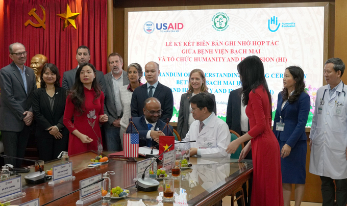 Lễ ký biên bản ghi nhớ hợp tác giữa Bệnh viện Bạch Mai và tổ chức Humanity and Inclusion. Ảnh: USE.