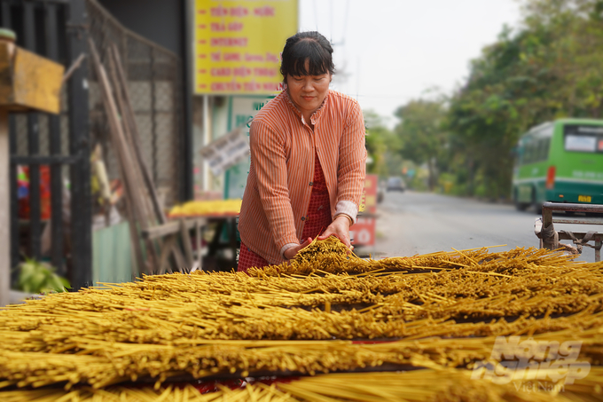 Chị Trần Thị Thanh (đường Mai Bá Hương, xã Lê Minh Xuân, huyện Bình Chánh) gia công nhang cũng gặp nhiều khó khăn khi không có đơn hàng. Ảnh: Nguyễn Thủy.