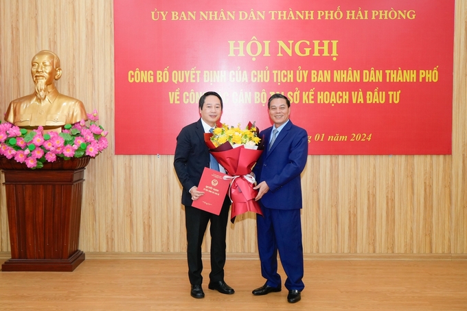 Ông Nguyễn Ngọc Tú (bên trái ảnh), Chánh Văn phòng UBND thành phố Hải Phòng được bổ nhiệm giữ chức vụ Giám đốc Sở Kế hoạch và Đầu Tư. Ảnh: Đàm Thanh.