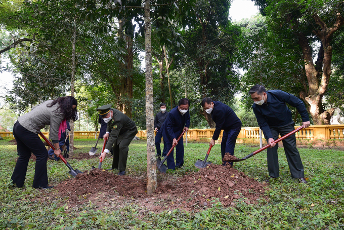 Lãnh đạo Bộ NN-PTNT trồng cây trong Phủ Chủ tịch năm 2022. Ảnh: Tùng Đinh.