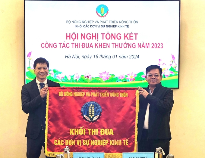 Cờ thi đua được trao cho Viện Quy hoạch Thủy lợi miền Nam làm đơn vị Trưởng khối năm 2024. Ảnh: Nam Khánh.