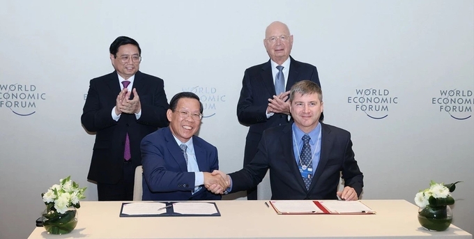 Chủ tịch UBND TP.HCM Phan Văn Mãi ký thỏa thuận hợp tác với WEF thành lập Trung tâm Cách mạng Công nghiệp lần thứ 4 (C4IR) tại TP.HCM. 
