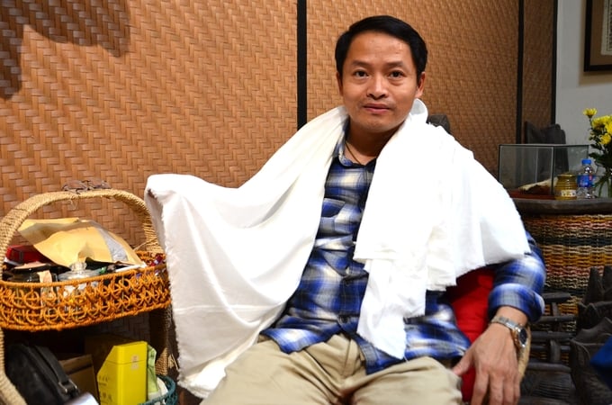 Anh Bùi Khánh Dũng - Chủ tịch Công ty Cổ phần Musa Pacta khoác lên người tấm vải dệt bằng sợi chuối. Ảnh: Dương Đình Tường.