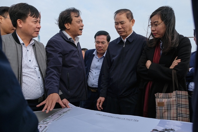 Thứ trưởng Phùng Đức Tiến (thứ 2 từ phải qua) cùng các đơn vị thuộc Bộ NN-PTNT khảo sát khu vực dự kiến xây dựng cảng cá Thụy Tân sáng 17/1. Ảnh: Tùng Đinh.