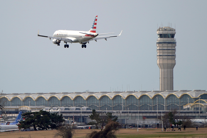 Một máy bay của hãng American Airlines cất cánh tại Sân bay Quốc gia Reagan ở Washington, Mỹ. Ảnh: Reuters.