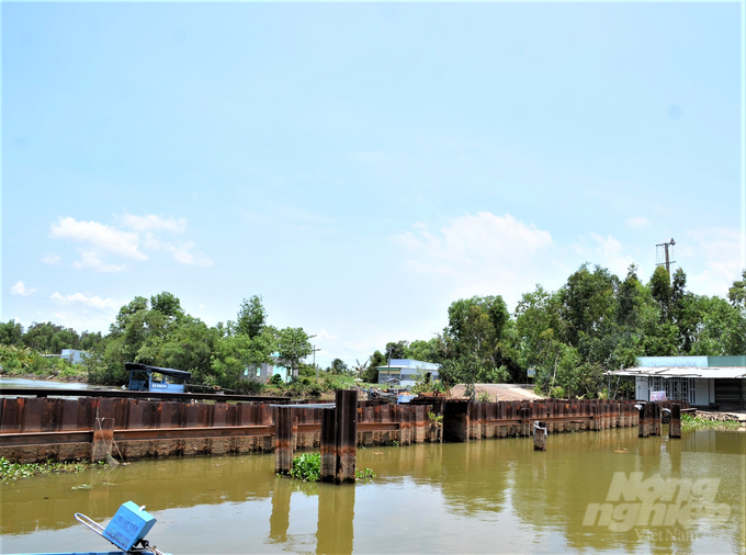 Đập tạm ngăn mặn T3 - Hòa Điền được xây dựng trên kênh Rạch Giá – Hà Tiên theo lệnh xây dựng công trình khẩn cấp của UBND tỉnh Kiên Giang, sẽ hoàn thành trong tháng 1/2024. Ảnh: Trung Chánh. 