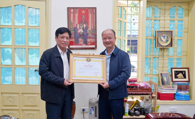 Ông Võ Duy Sang, Chủ tịch Hội làm vườn và Trang trại Thanh Hóa trao Bằng khen cho ông Nguyễn Hồng Phong, Tổng Giám đốc Công ty Tiến Nông.