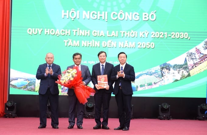 Phó Thủ tướng Chính phủ Trần Hồng Hà trao quyết định quy hoạch cho tỉnh gia Lai. Ảnh: Tuấn Anh.