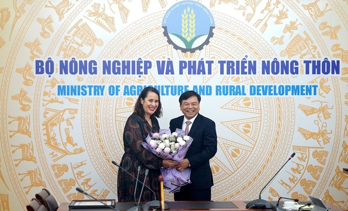 Thứ trưởng Nguyễn Hoàng Hiệp trao Kỷ niệm chương và tặng hoa cho bà đại sứ Tredene Dobso. 