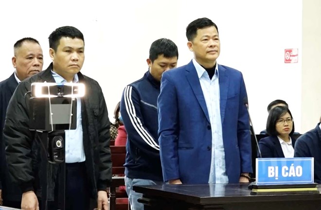 Bị cáo Phan Mạnh Cường (áo xanh) hầu tòa trong phiên xét xử sơ thẩm ngày 16/1/12024. Ảnh: Việt Bắc.