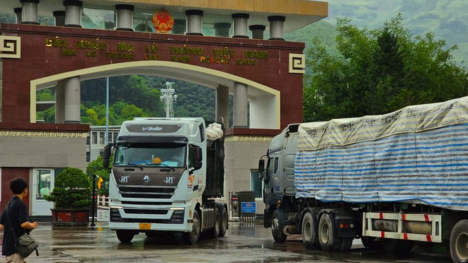 Một vài xe hàng chuẩn bị làm thủ tục thông quan để xuất khẩu sang Trung Quốc tại cửa khẩu Ma Lù Thàng (Lai Châu).