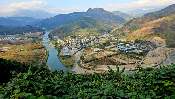 Ngã 3 sông biên giới giữa Trung Quốc và Việt Nam. Bên phải là khu vực Cửa khẩu Ma Lù Thàng hiện đang được mở rộng để tạo điều kiện cho hoạt động giao thương giữa hai bên.