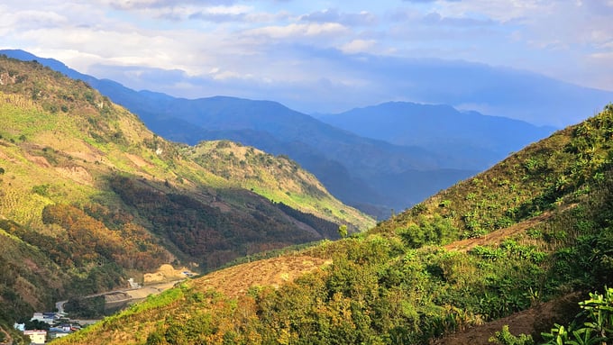Từ xã Huổi Luông (huyện Phong Thổ, Lai Châu) nhìn về phía Quốc lộ 12 có thể quan sát thấy tuyến Quốc lộ đi giữa những dãy núi. 