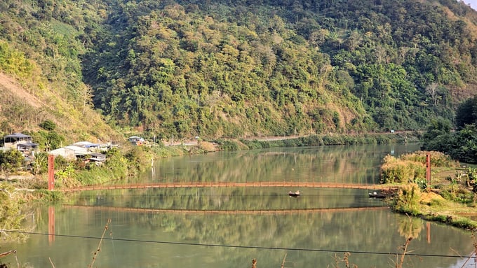 Một cầu treo dân sinh nối Quốc lộ 12 với những bản làng nằm bên kia của hồ thủy điện Nậm Na 1, thuộc xã Ma Ly Pho (huyện Phong Thổ, Lai Châu).