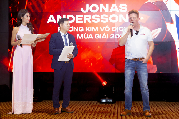 Nhà đương kim vô địch thế giới Jonas Andersson, thành viên Đội đua thuyền máy công thức 1 VIET NAM-BINH DINH chia sẻ tại lễ ra mắt đội đua thuyền máy F1H20 Việt Nam-Bình Định. Ảnh: V.Đ.T.