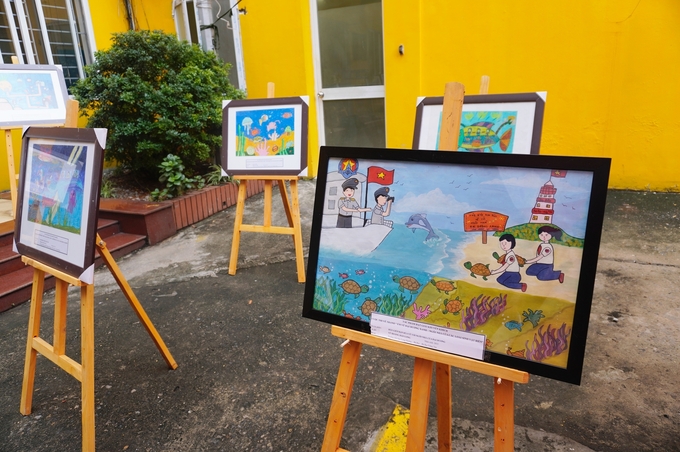Một số tác phẩm đạt giải được trưng bày tại Lễ Tổng kết và trao giải Cuộc thi vẽ tranh 'Em vẽ đại dương xanh - Ngôi nhà của các loài sinh vật biển'. Ảnh: Hồng Thắm.